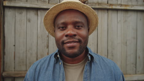 Porträt-Eines-Lächelnden-Afroamerikanischen-Männlichen-Bauern
